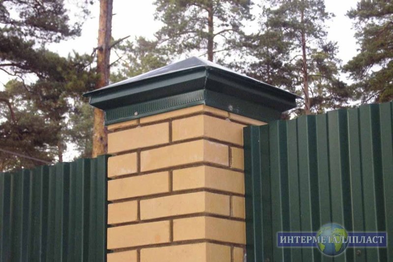 Забор с кирпичными столбами