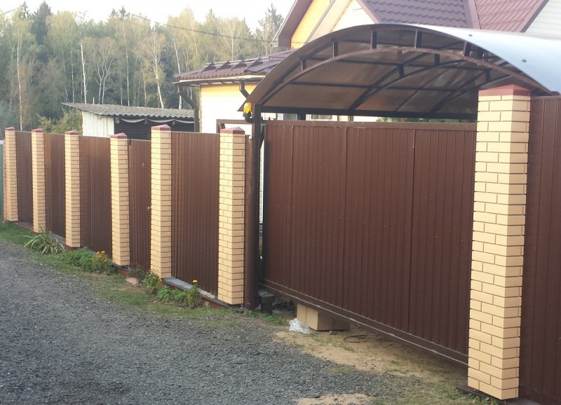 Забор из евроштакетника с кирпичными столбами