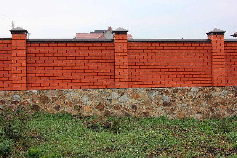 Отделка цоколя кирпичного забора