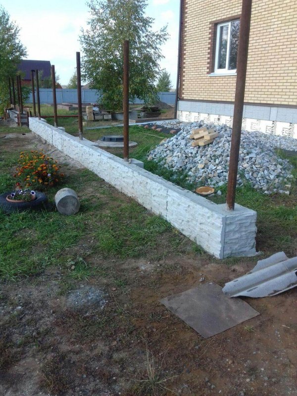 Отделка фундамента забора