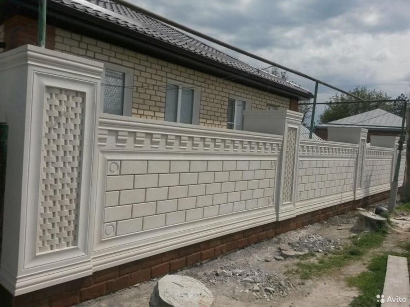 Дом и забор из дагестанского камня