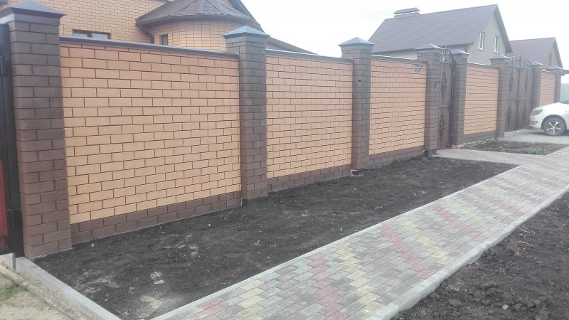 Кирпичные заборы на неровных участках