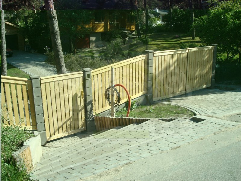 Забор на участке с перепадом
