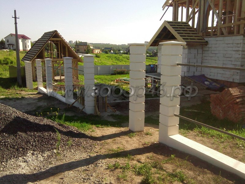 Забор с кирпичными столбами на склоне
