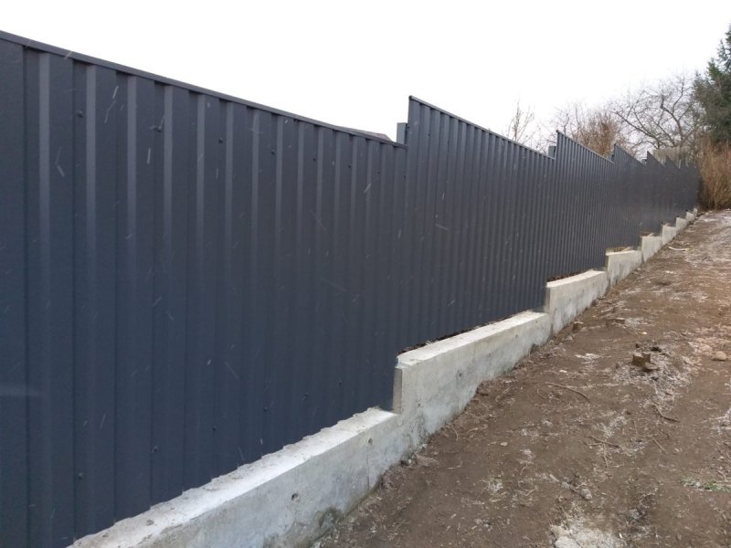 Забор ступеньками из профнастила