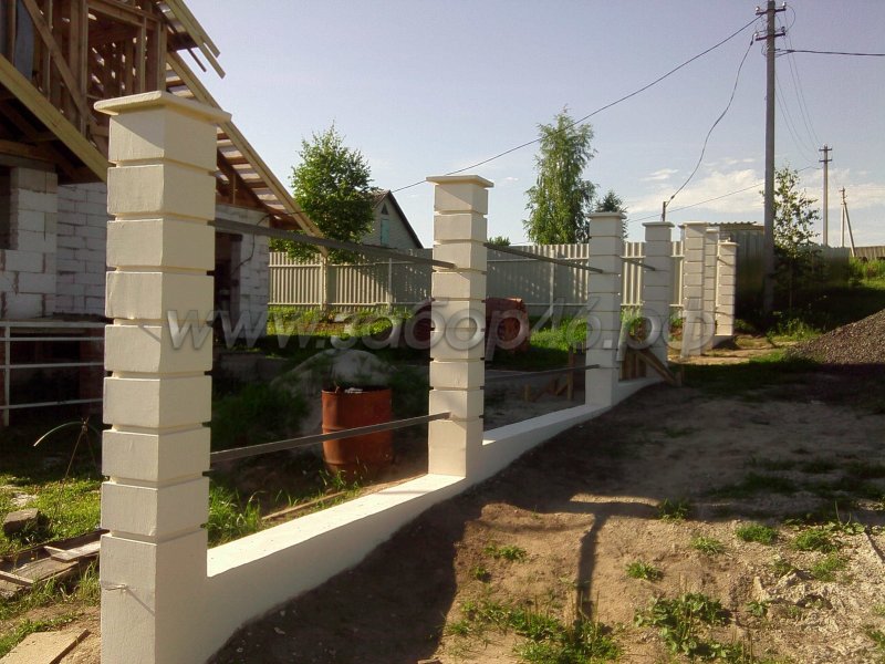 Забор с кирпичными столбами на склоне