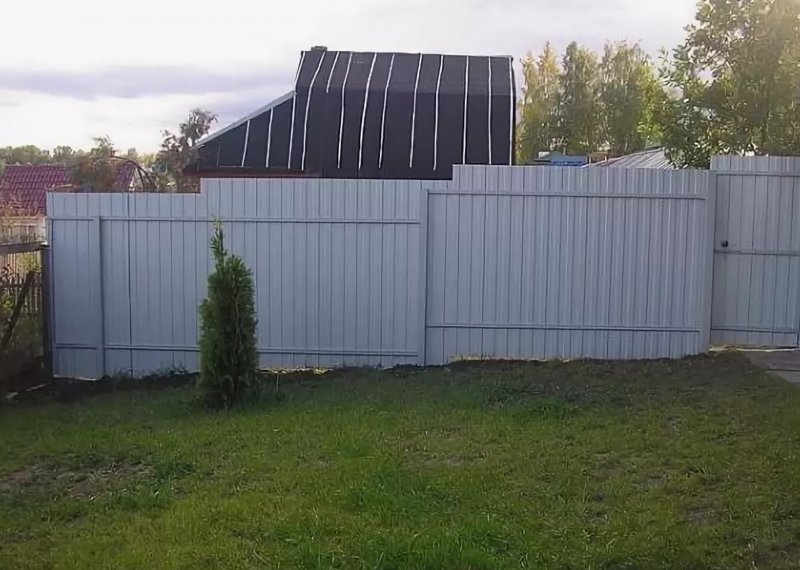 Ступенчатый забор из профлиста
