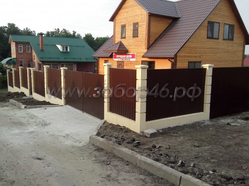 Забор с кирпичными столбами на уклоне