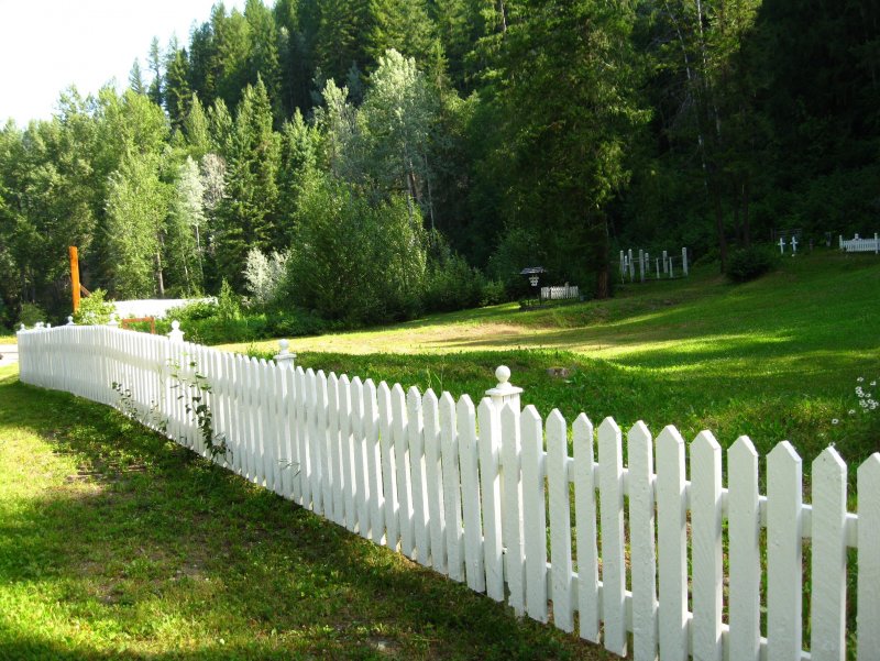 Белая изгородь
