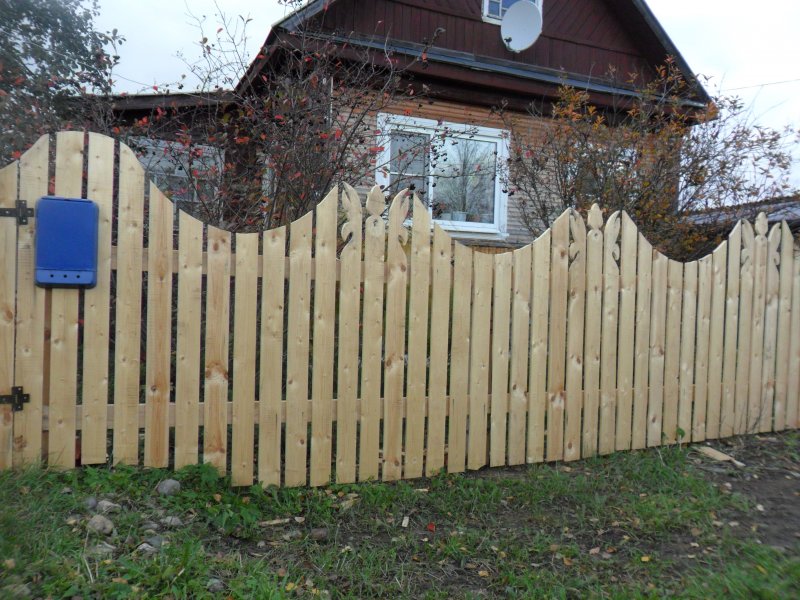 Забор в частном доме из деревянного штакета с резьбой