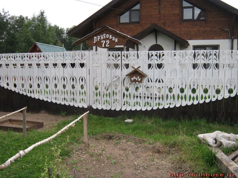 Резной забор из дерева