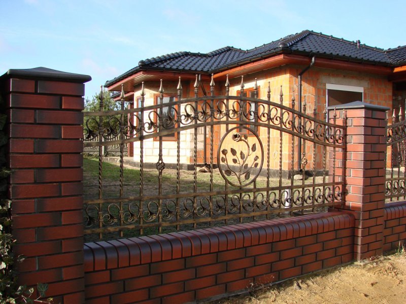 Кованый забор с кирпичными столбами