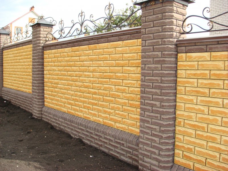 Кирпичный забор