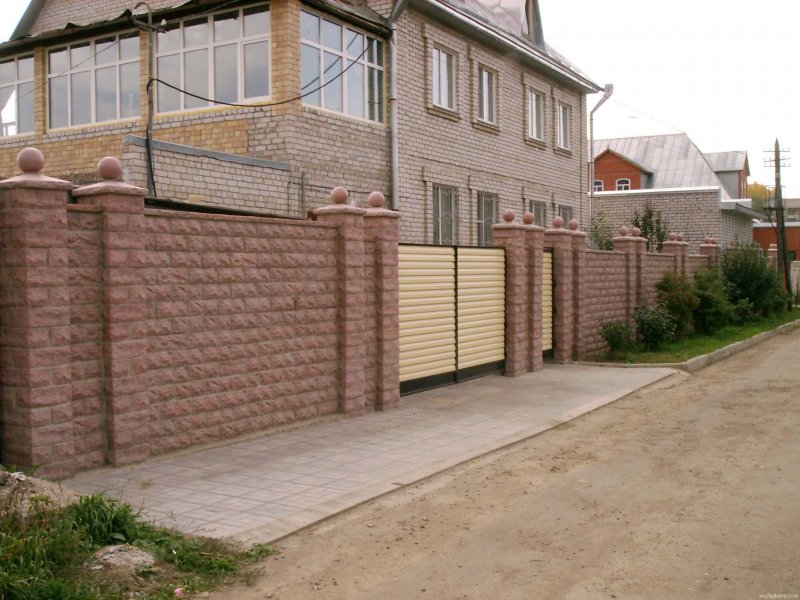 Забор из блоков и кирпича