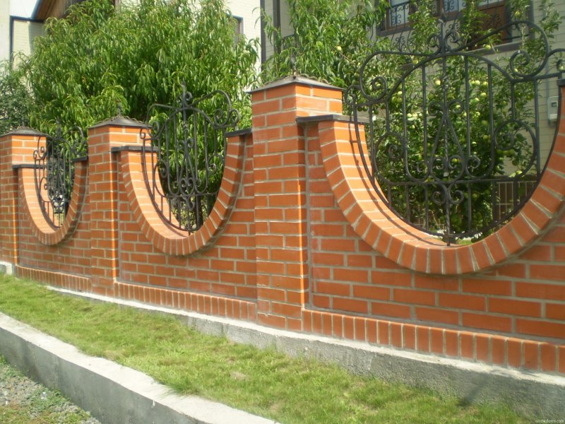 Красивые заборы из кирпича