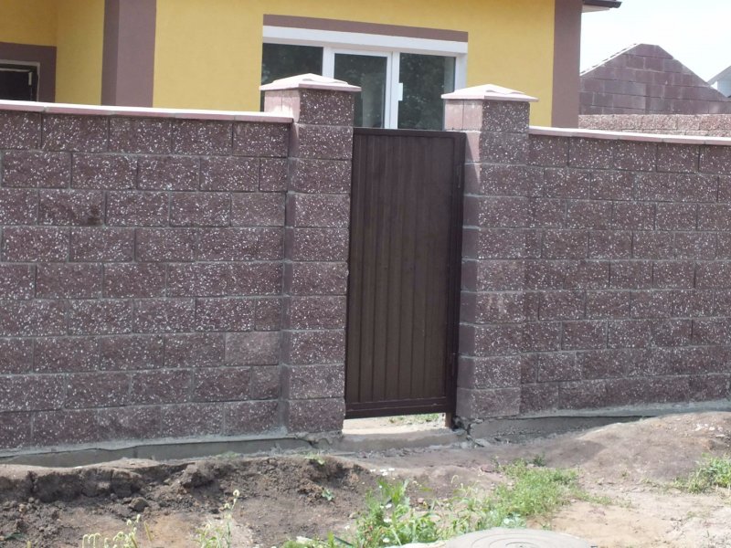 Столбы для забора из песка блоков