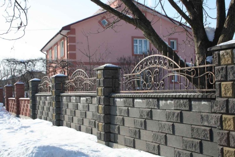 Забор из блоков с ковкой