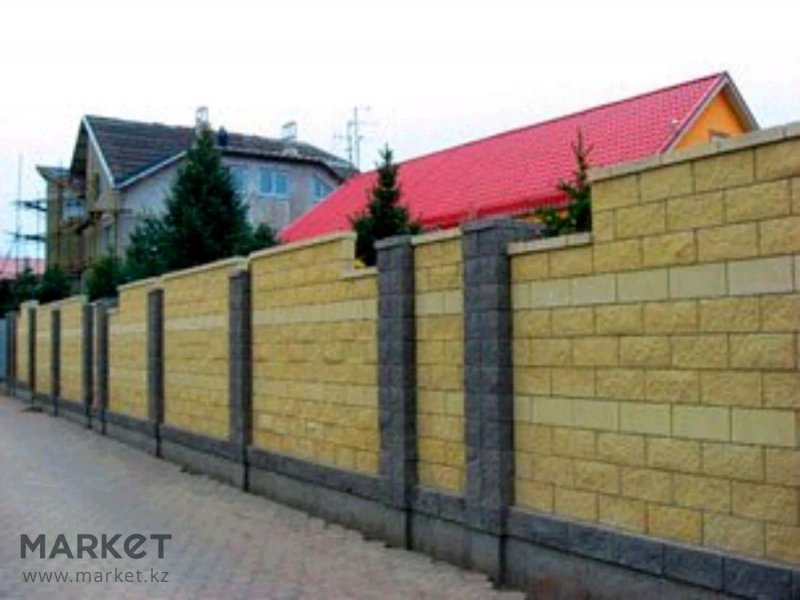 Каменный забор с деревянными вставками