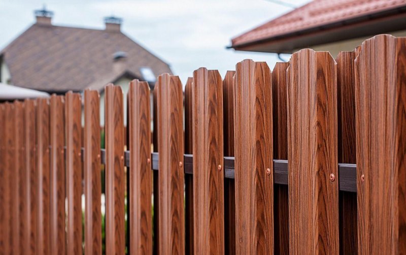 Профнастил для забора под дерево двухсторонний