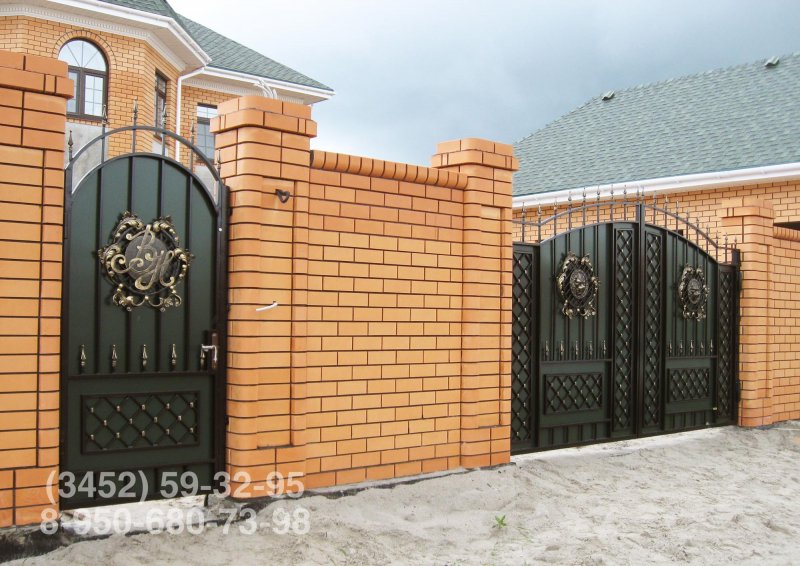 Красивые заборы из кирпича и львы