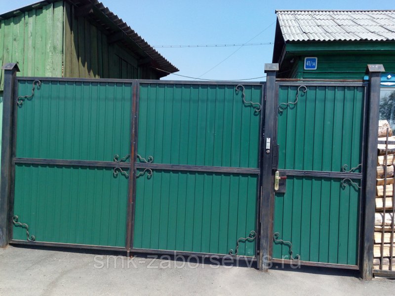 Распашные ворота с калиткой из профнастила