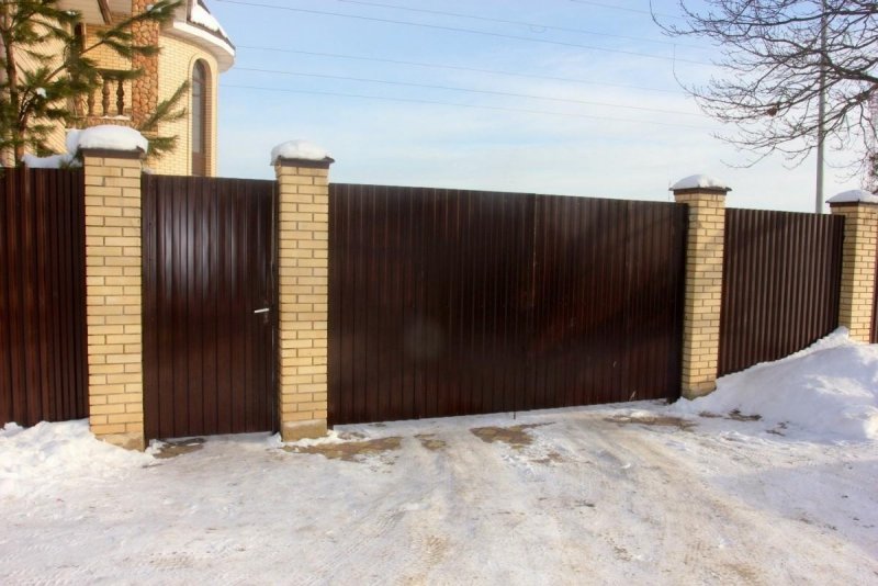 Забор из профлиста с кирпичными столбами