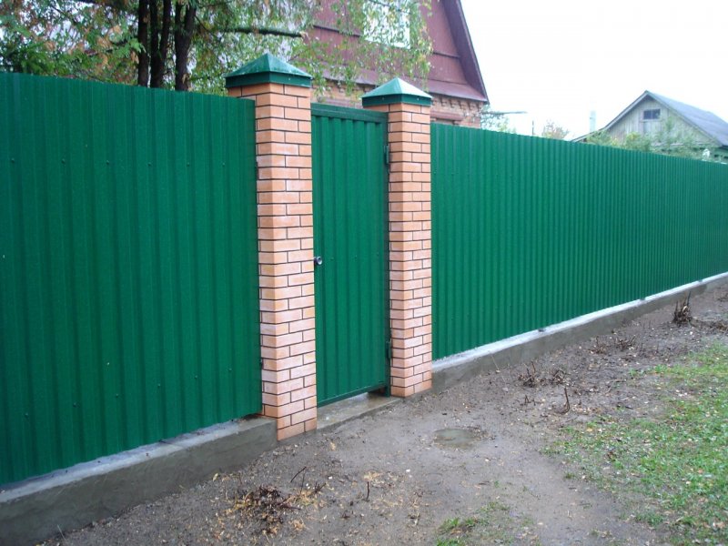 Забор с профнастила с колоннами