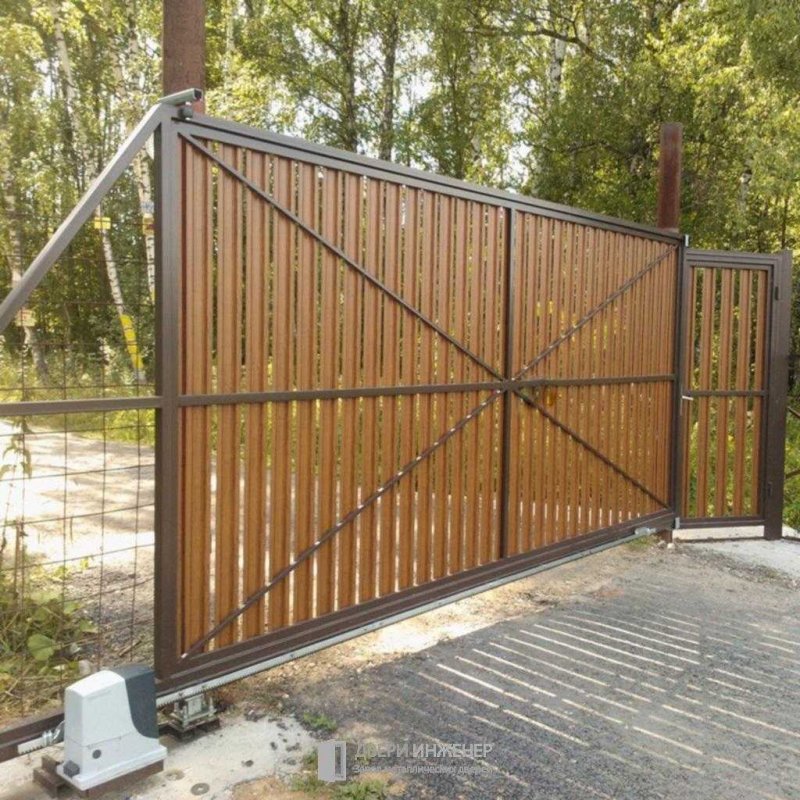 Забор из досок вертикальный с раздвижными воротами