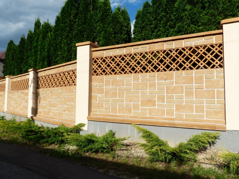 Забор старого парка бетонный