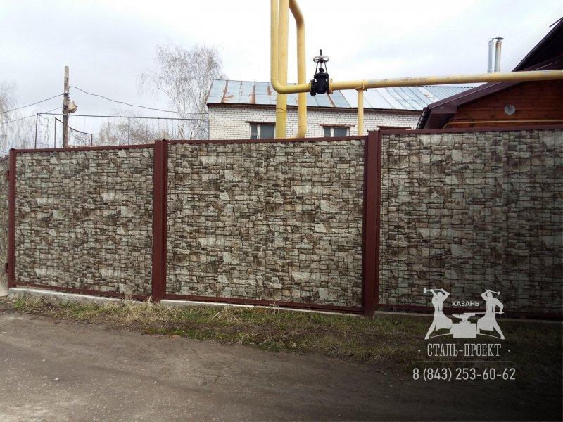 Забор из камня и профнастила