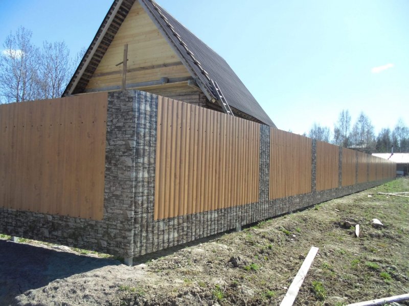 Забор металлопрофиль под дерево и кирпич