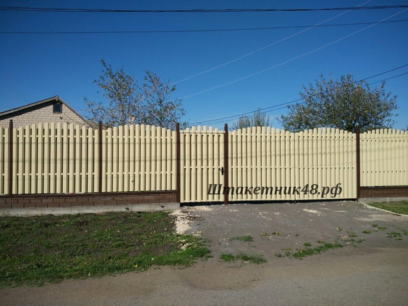 Штакетник металлический для забора бежевый