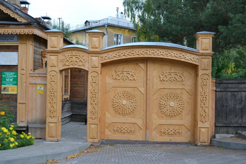 Красивые деревянные ворота