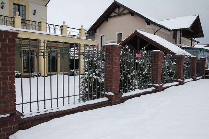 Домик на склоне с цоколем
