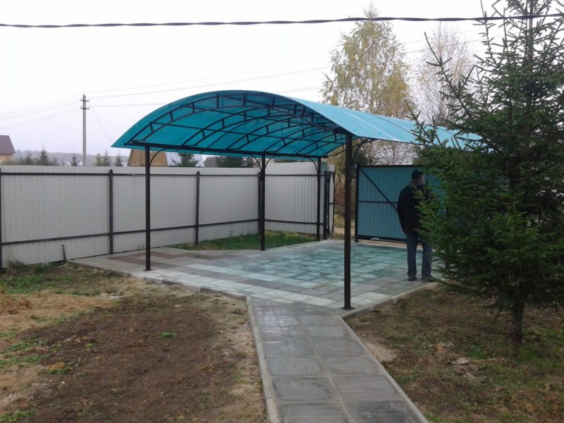 Навес из поликарбоната вдоль забора