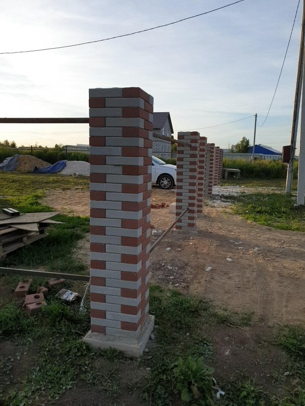 Столбы из лего кирпича