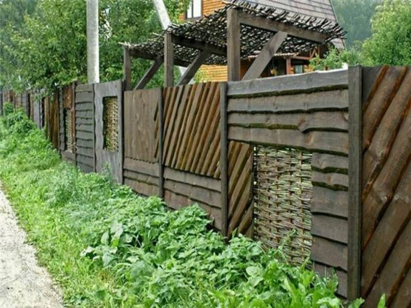 Декоративный забор из необрезной доски