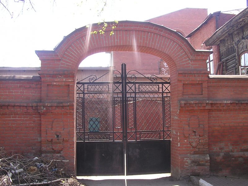 Кирпичные ворота с аркой