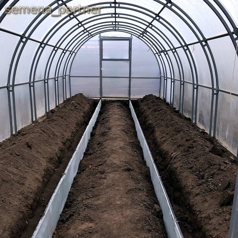 Ограждение грядок в теплице