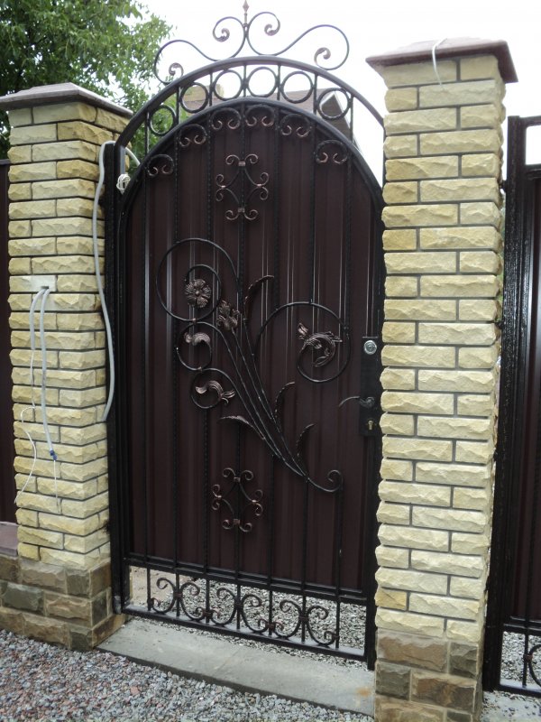 Кованая калитка с козырьком