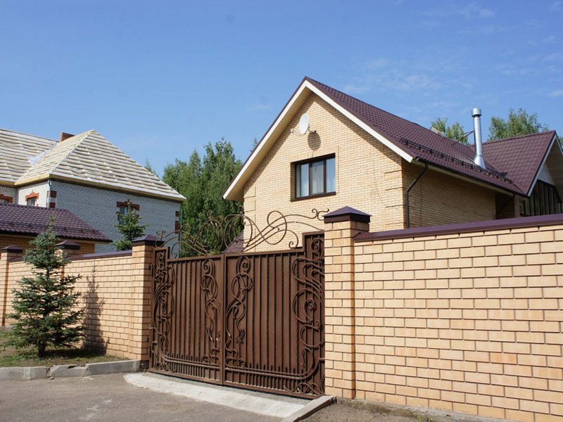 Фасадные заборы из кирпича