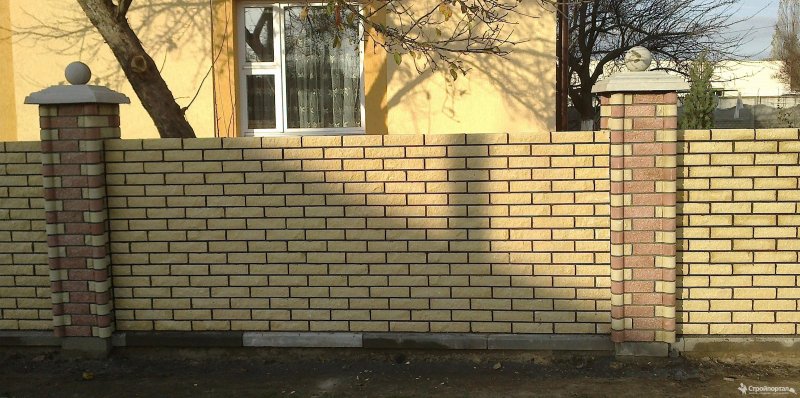 Забор из бежевого кирпича