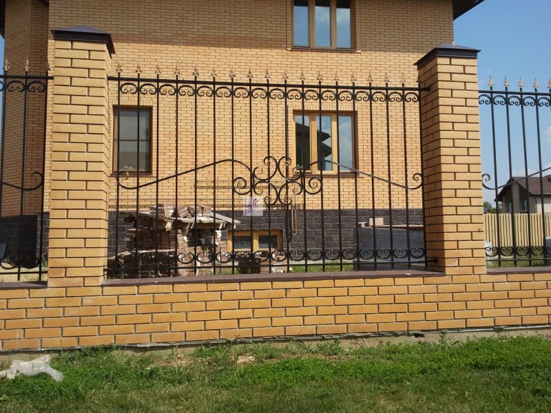 Кирпичный забор с ковкой