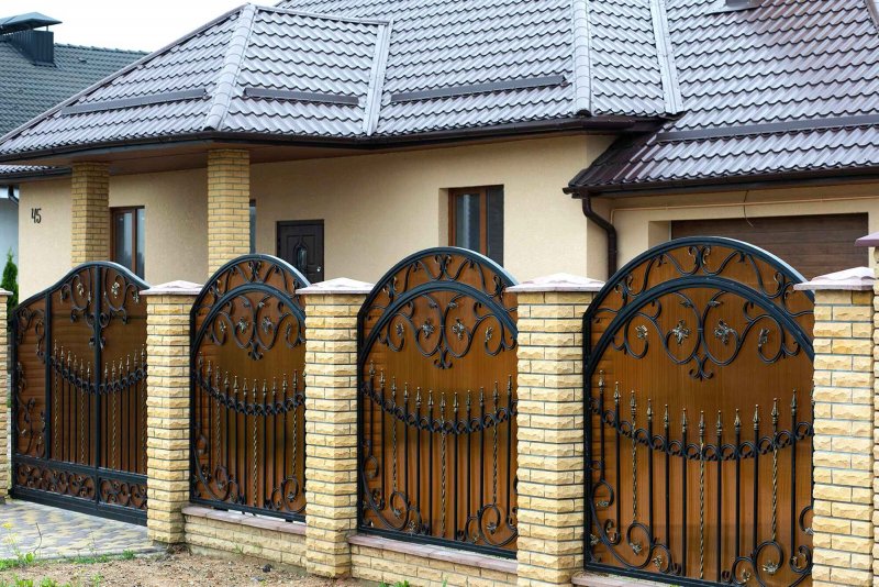 Забор из кирпича и ковки