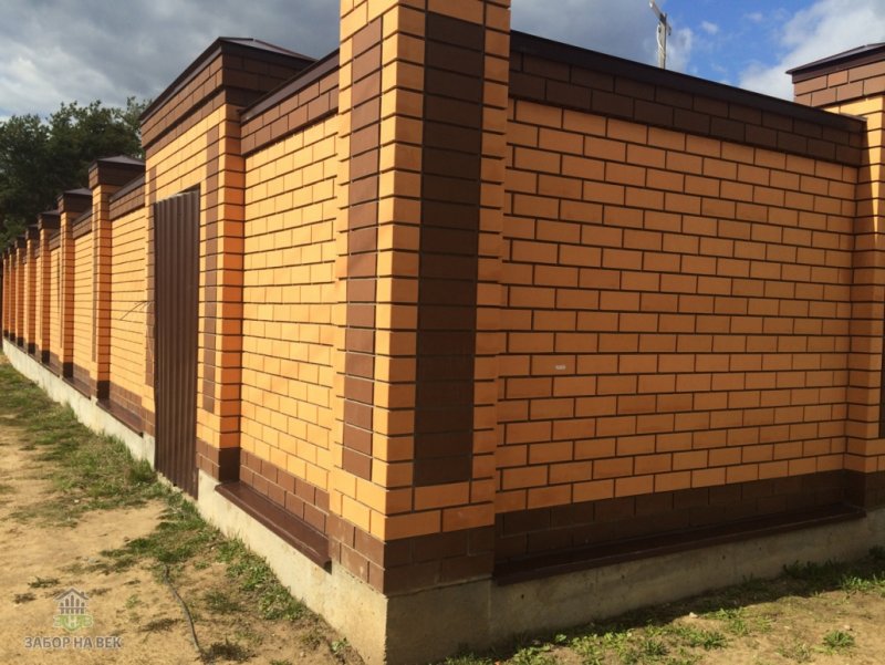 Забор из желтого кирпича