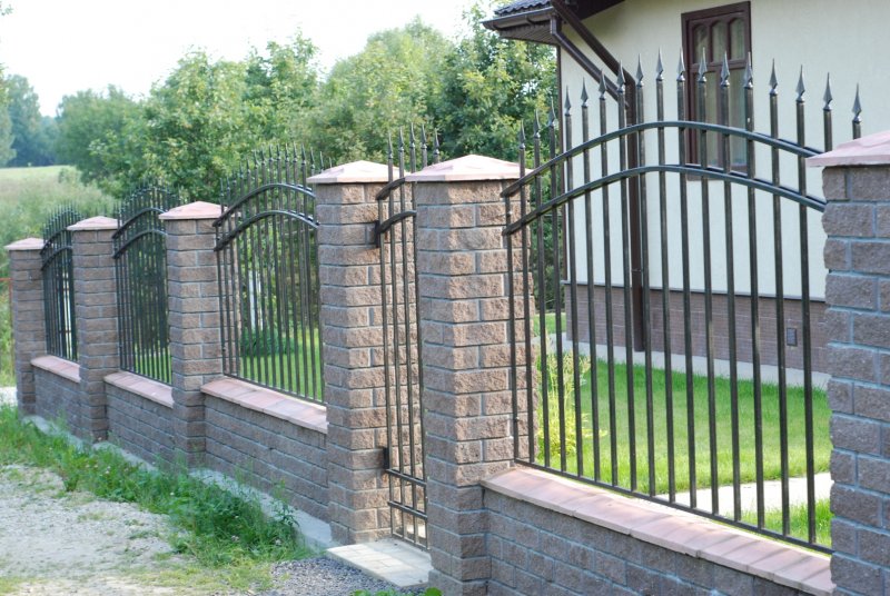 Забор с кирпичными столбами