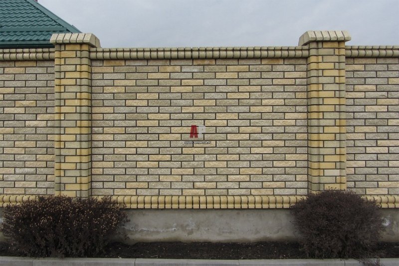 Кирпичный забор