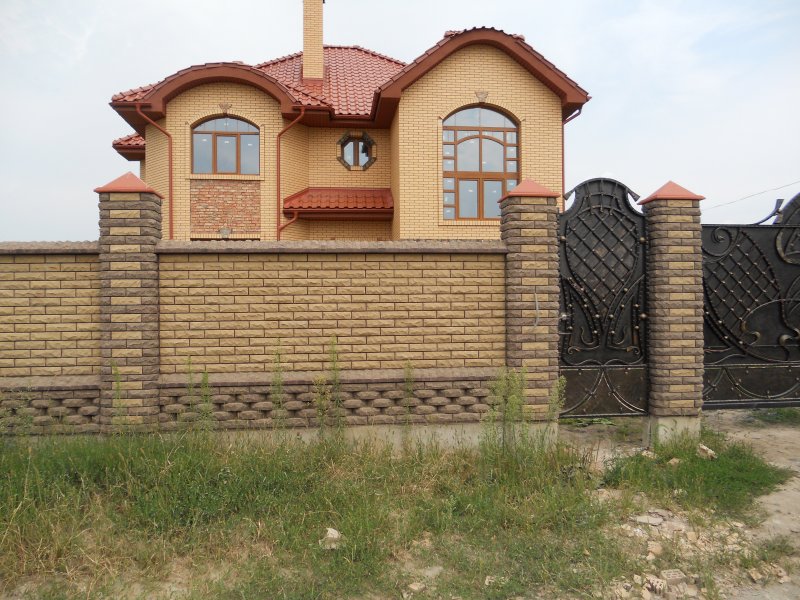 Красивый забор из желтого кирпича