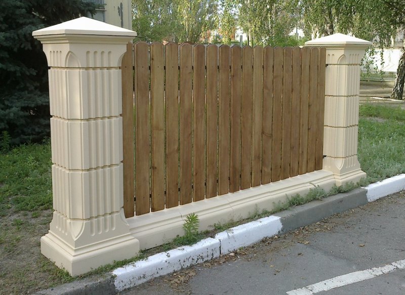 Декоративные столбы для забора из бетона
