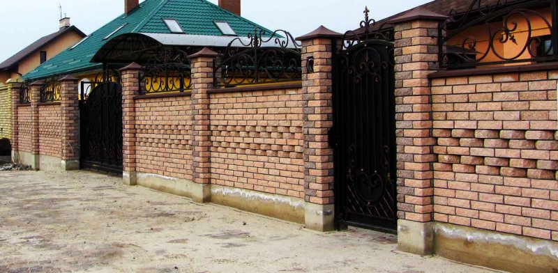 Красивый забор из желтого кирпича